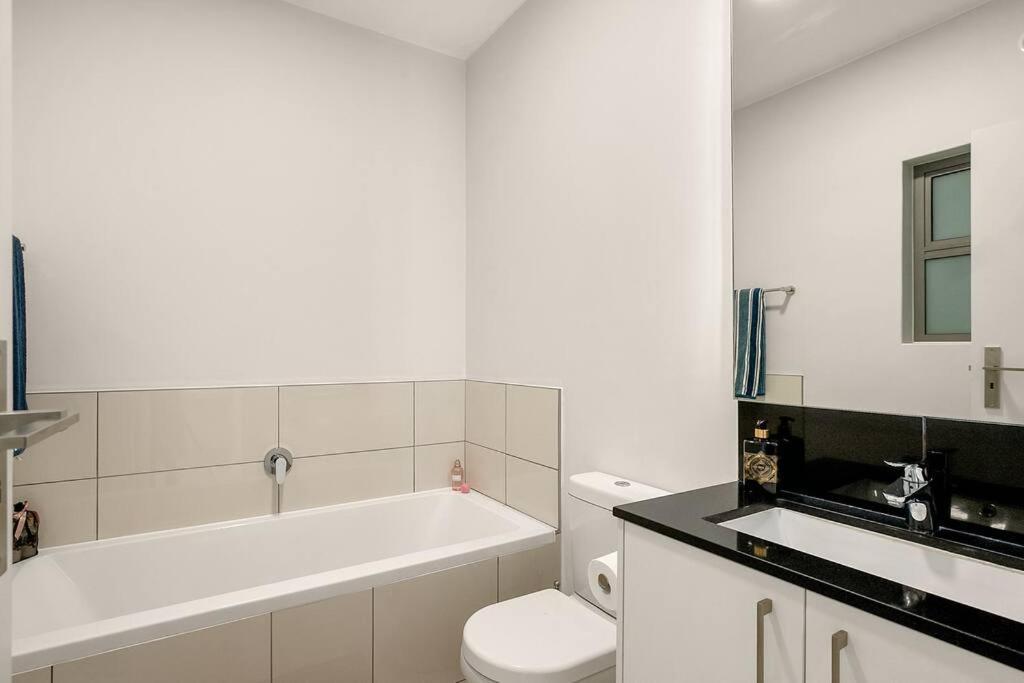 The Median Rosebank Luxury Apartment - Building With Generator Johannesburg Exteriér fotografie